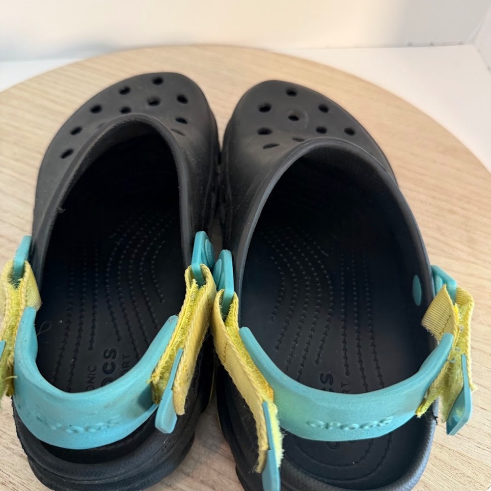 Crocs Classic Clogs Black w/ Teal & Yellow Heel Strap Unisex Size M8 W10 - Picture 8 of 8